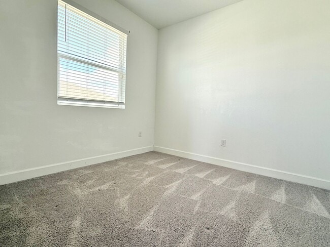 Building Photo - Lifestyle upgrade: Sleek 3Bedrooms/2Baths home in Leesburg’s Seasons at Hillside!