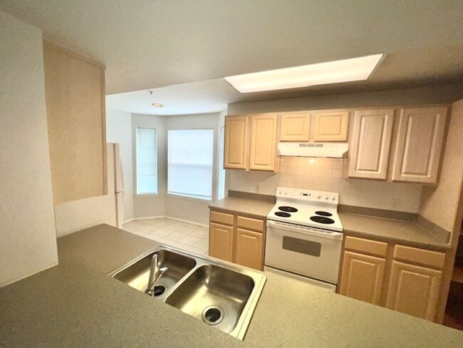 Building Photo - Move in NOW- Spacious 2 bedroom 1 bath condo on 3rd floor in gated community! Water included with...