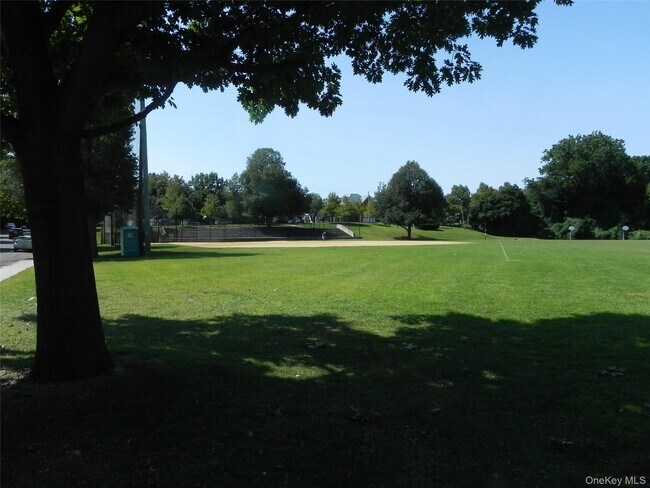 Building Photo - 1 Consulate Dr