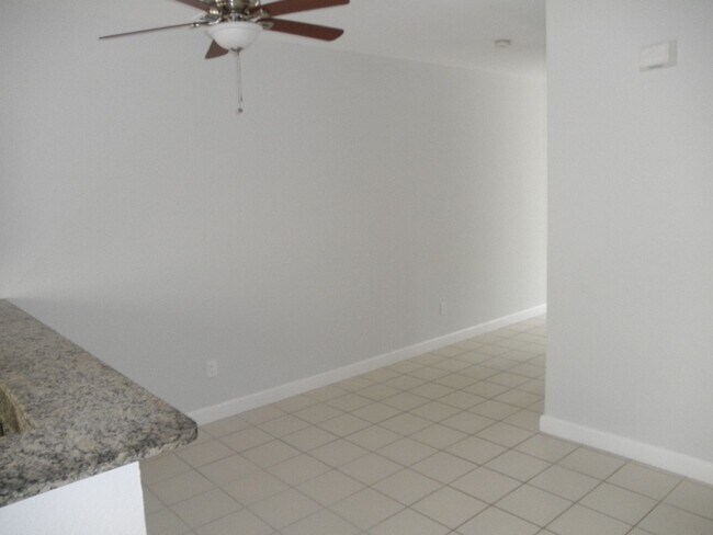 Building Photo - Shoma Townhomes