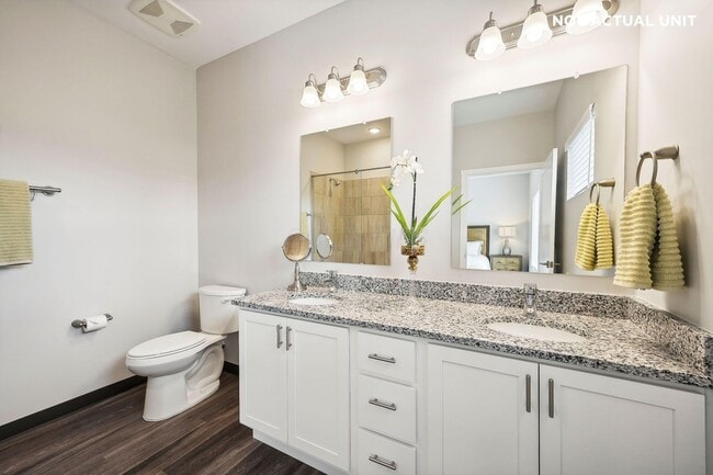 Building Photo - 933 Persimmon Ln