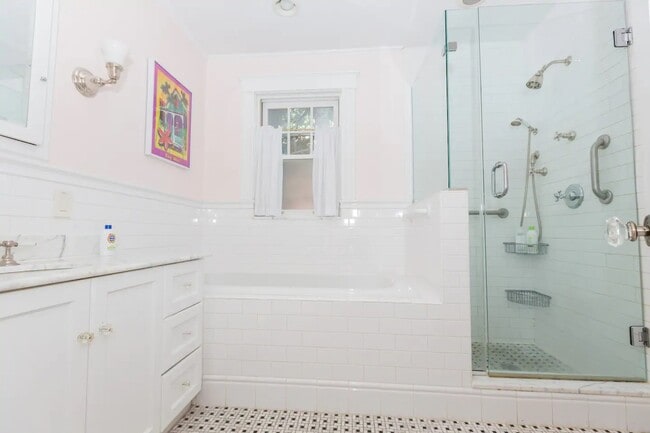 Building Photo - 16A Linden Pl