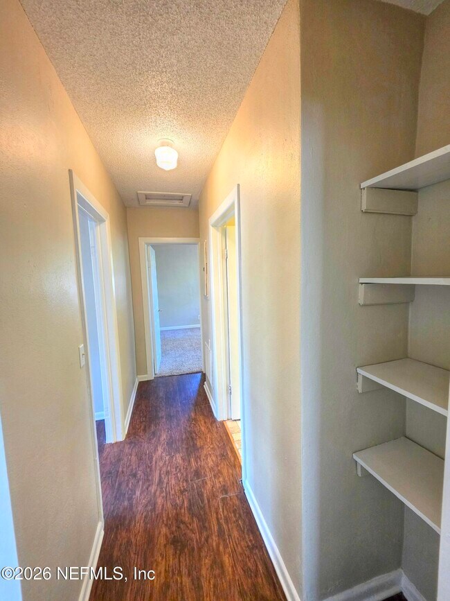 Building Photo - 916 W 25th St