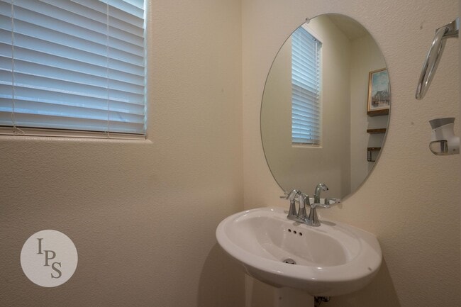 Building Photo - Fresno SouthEast Home, Gated Community, Clovis Unified School District, 3BR/2.5BA