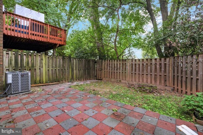 Building Photo - 2904 Oakton Crest Pl