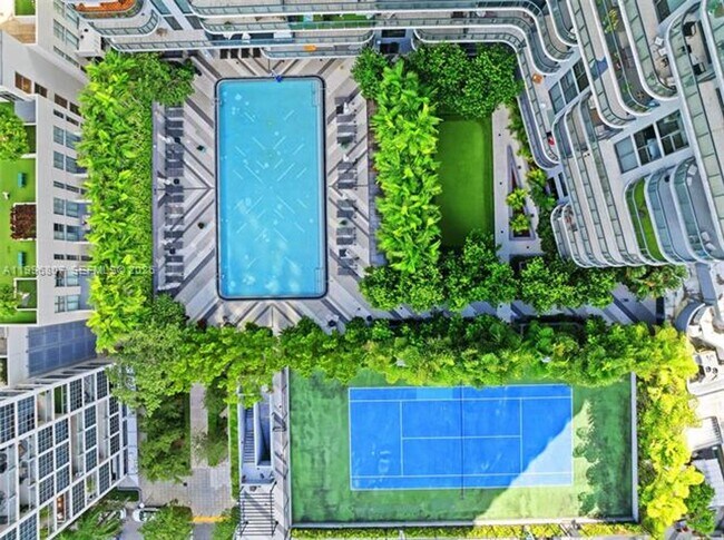 Building Photo - 121 NE 34th St