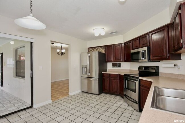 Building Photo - Cozy 3/2 Split Floorplan Home with a Spaci...