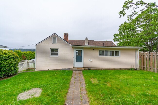 Building Photo - Charming 3-Bedroom Home Near Downtown Oak Harbor –Pet Friendly home.