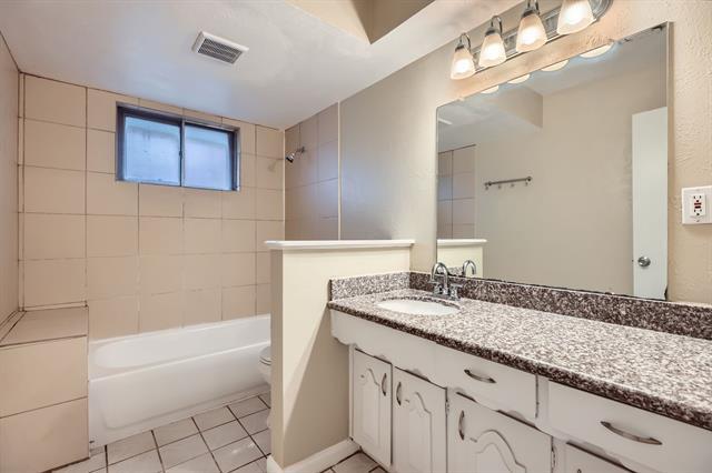 Building Photo - 1724 Midcrest Dr