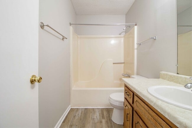 Building Photo - 820 Golf View Pl