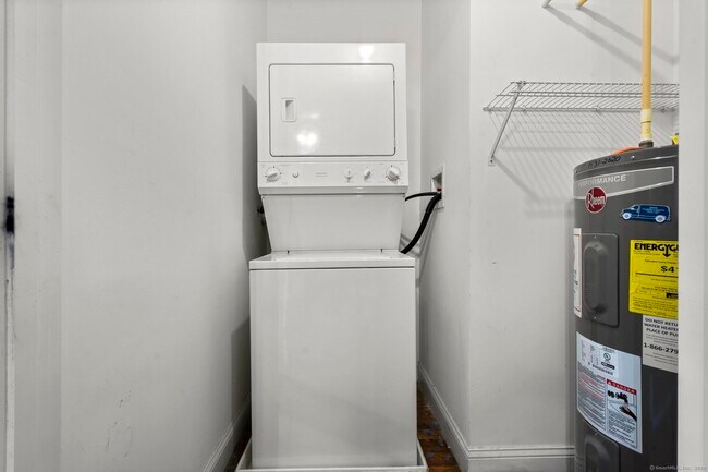 Building Photo - 145 Canal St E