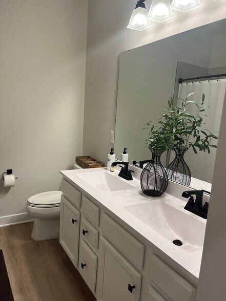 Full Shared Bathroom with double vanity - 10810 Presidential Pky