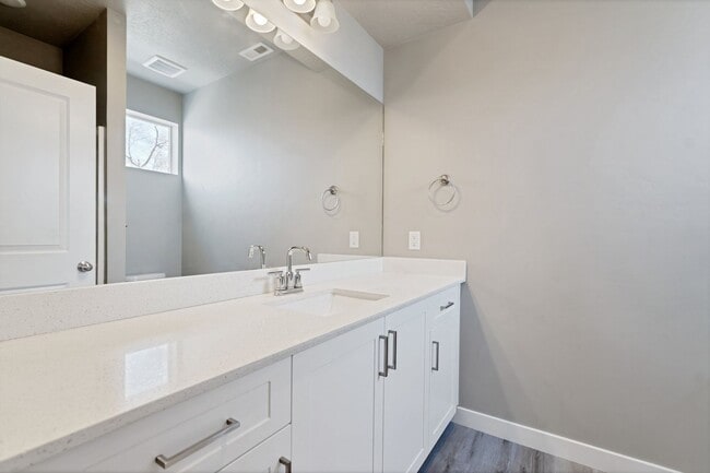 Building Photo - Spacious 4 Bed, 3 Bath Pet-Friendly Home with Central Air & Modern Features! - Available NOW!