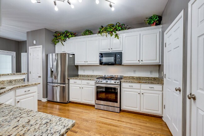 Building Photo - Spacious Spring Hill Rental in Sought-After Wades Grove Community