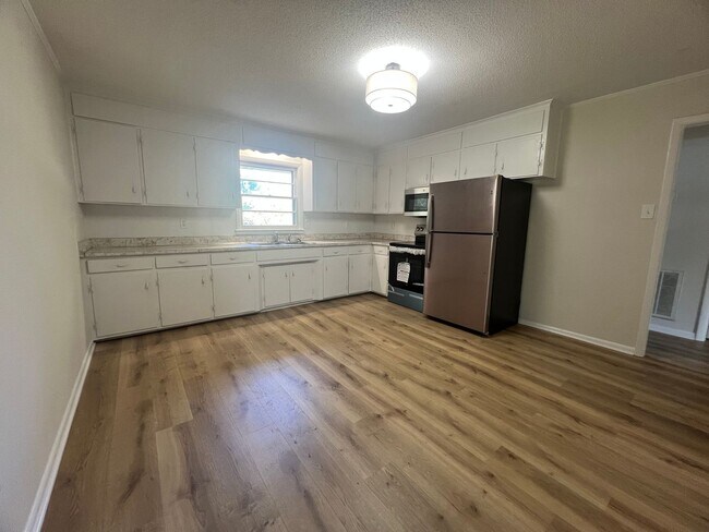 Building Photo - 1811 Battleground Dr