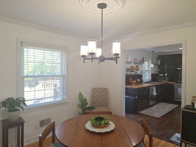Building Photo - Magnificent Four Bedroom Home - Minutes Aw...