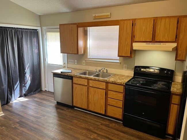 Building Photo - Inviting 3-bedroom, 2-bathroom Home on a C...