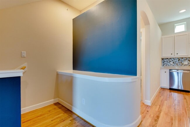 Building Photo - 5941 S Loop E