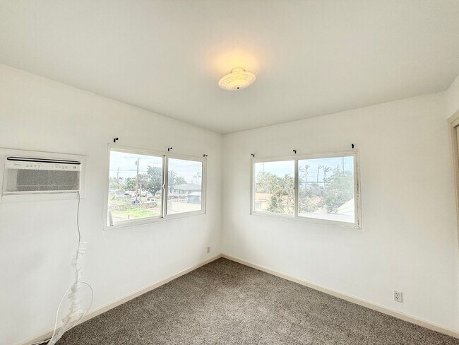 Building Photo - Huge 6br/3ba SF House with Solar Panels!