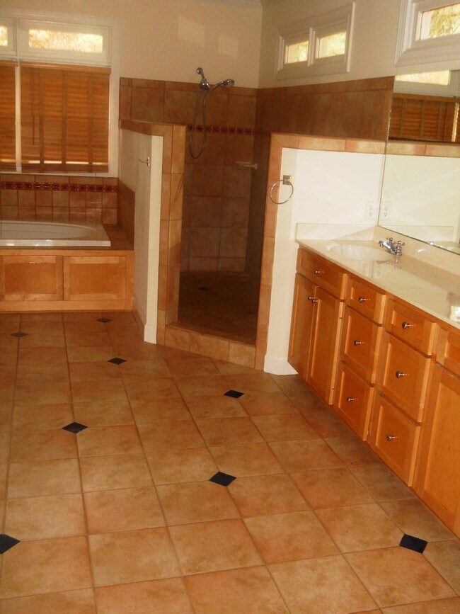 Building Photo - 4602 Ridgeview Cir