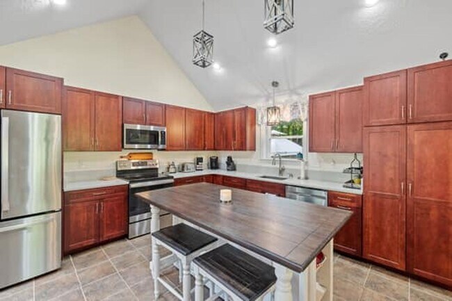 Building Photo - Spacious & Comfortable 4 Bedroom House - C...