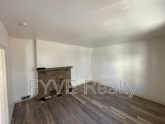 Building Photo - 489 Norton St