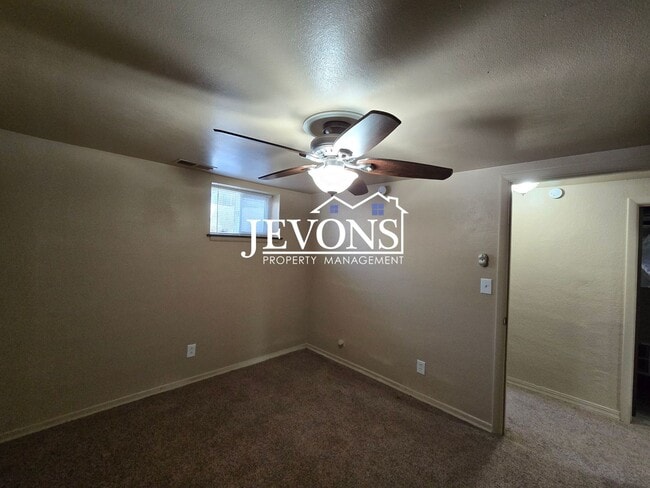 Building Photo - 4210 E Hillcrest Dr