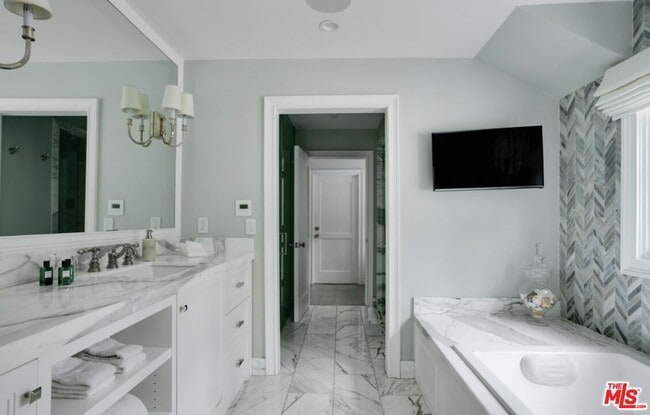 Building Photo - 1214 Coldwater Canyon Dr