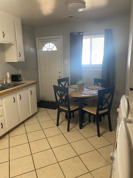 Building Photo - 810 Clarendon St