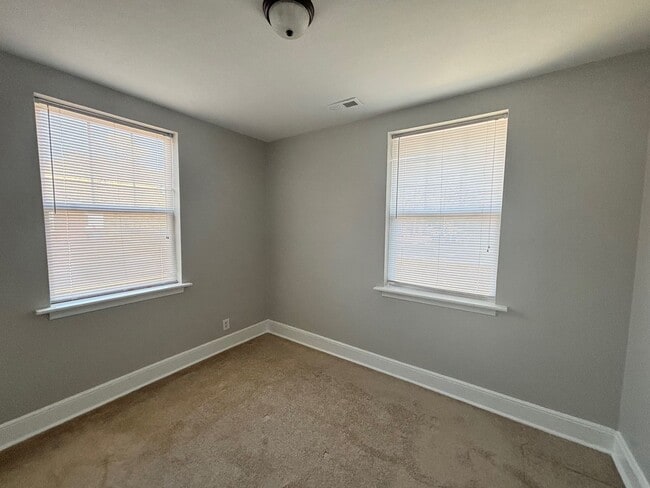 Building Photo - 938/940Woodlawn