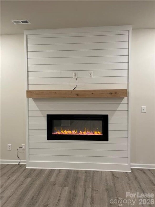 Building Photo - Available for immediate move in!