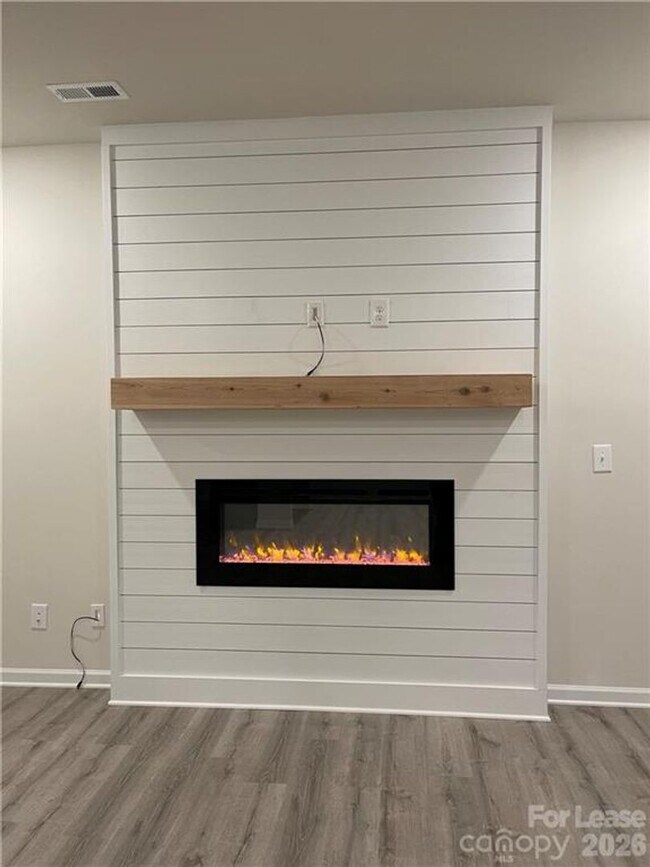 Building Photo - Available for immediate move in!