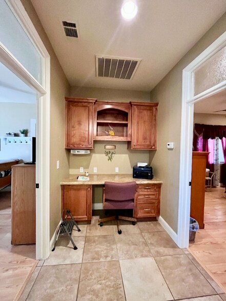 Building Photo - 4709 W Harold Ave