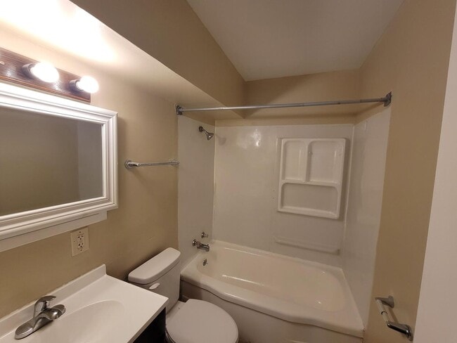 Building Photo - 3-bedroom house available now