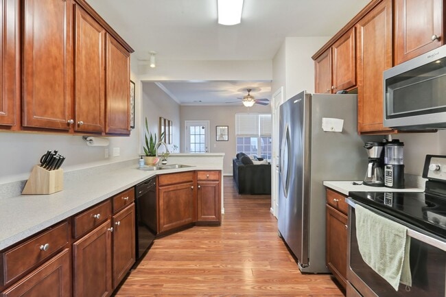 Building Photo - Charming 3 BD - 2.5 BA townhome located so...