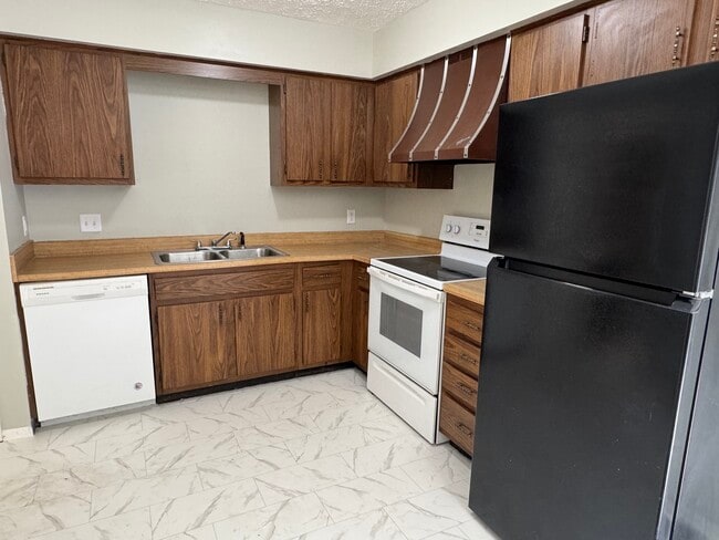 Building Photo - 2635 W 58th St