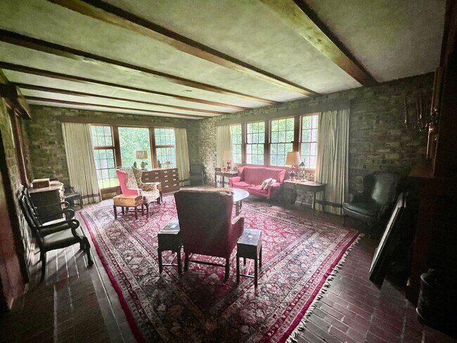 Building Photo - Stunning 3-Bedroom Home with Attached Private Suite – Fully Updated & Move-In Ready