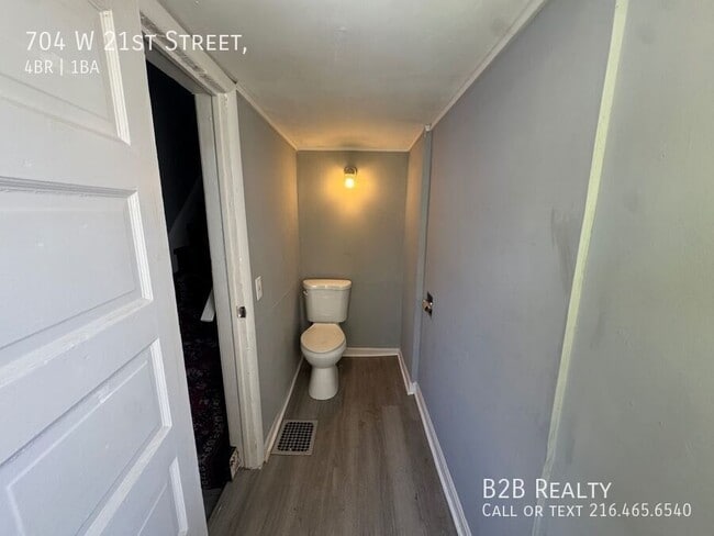 Building Photo - 704 W 21st St