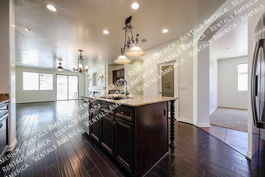 Building Photo - 613 W San Carlos Way