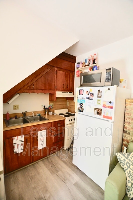 Building Photo - 24 Bee St