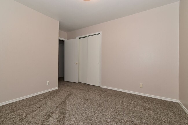 Building Photo - 1304 Skyline Dr