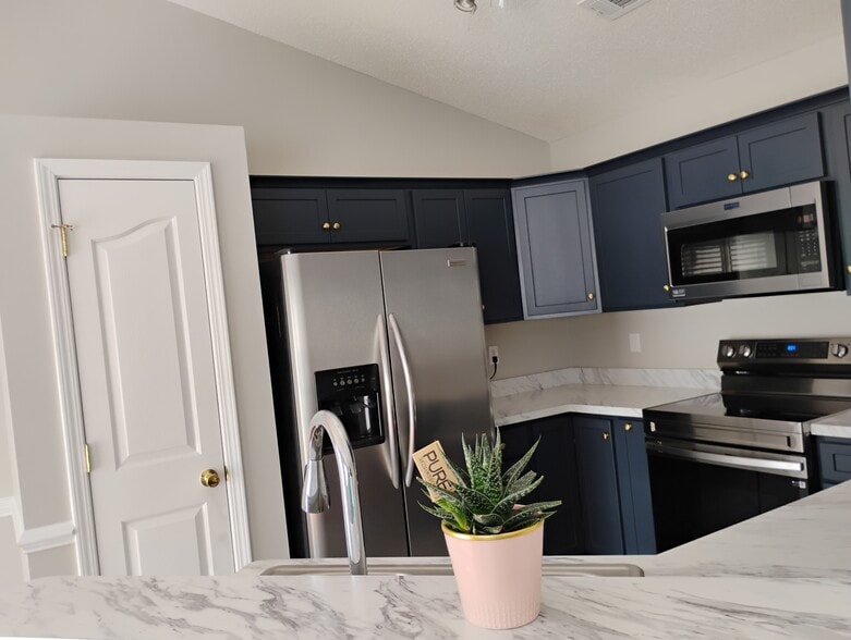 Kitchen - 734 Waterbrook Ln