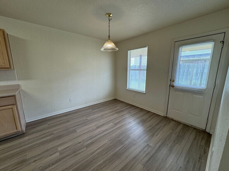 Building Photo - 1606 Dugger Cir