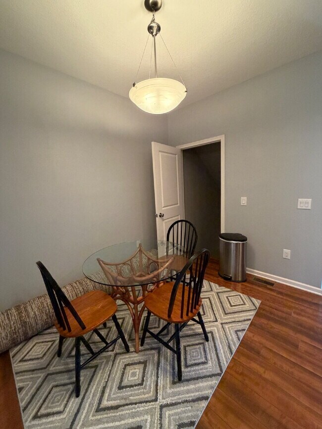 Building Photo - Charming 3-Bed 2.5-Bath Townhouse with Granite Finishes Near Jordan Creek Town Center