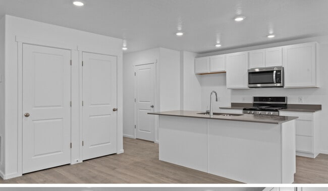 Building Photo - 487 N Scuttlebutt Ln
