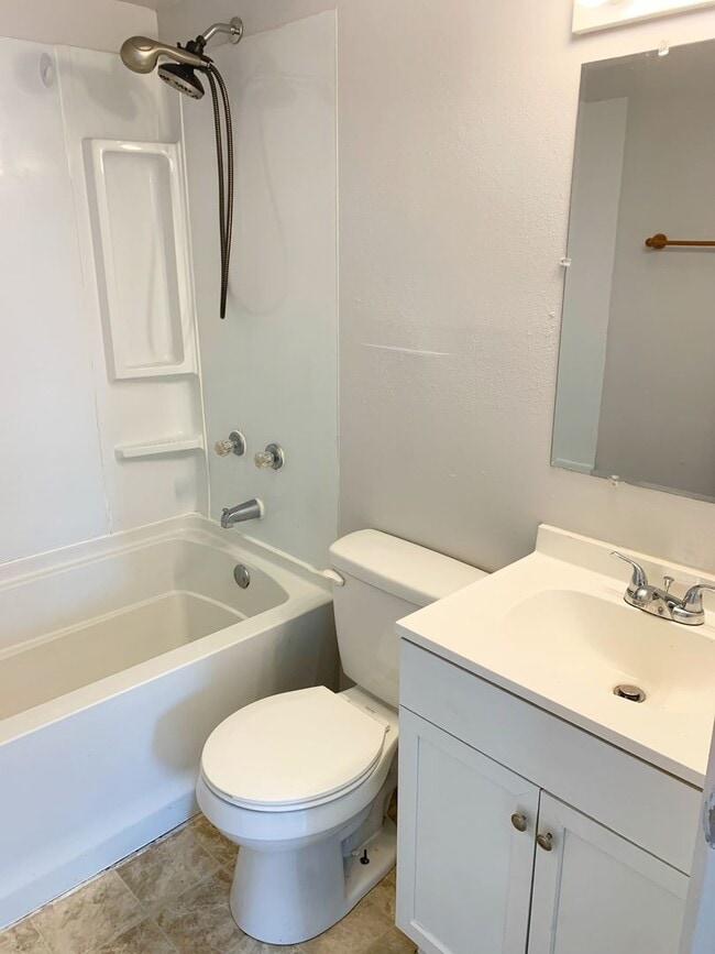 Building Photo - Renovated and Move In Ready...725 Ashland, Mitchell, IL 62040