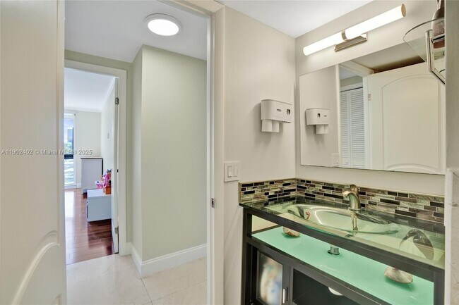 Building Photo - 9800 W Bay Harbor Dr