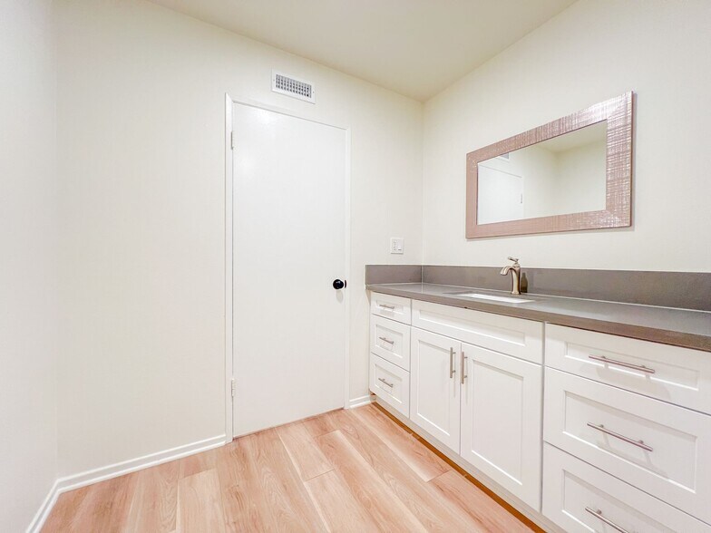 Building Photo - 2703 N Dell St