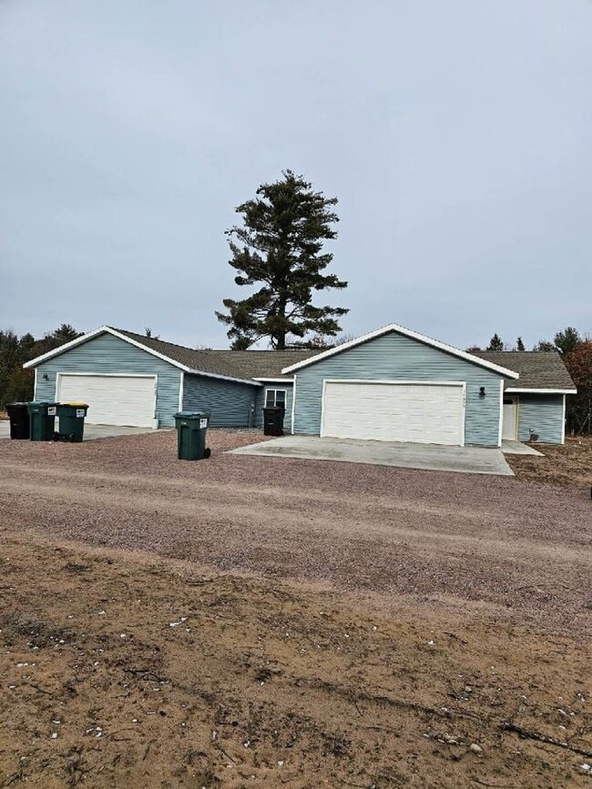 Building Photo - 3 Bedroom Duplex