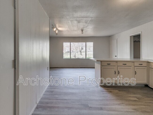 Building Photo - 937 N Locust Ln